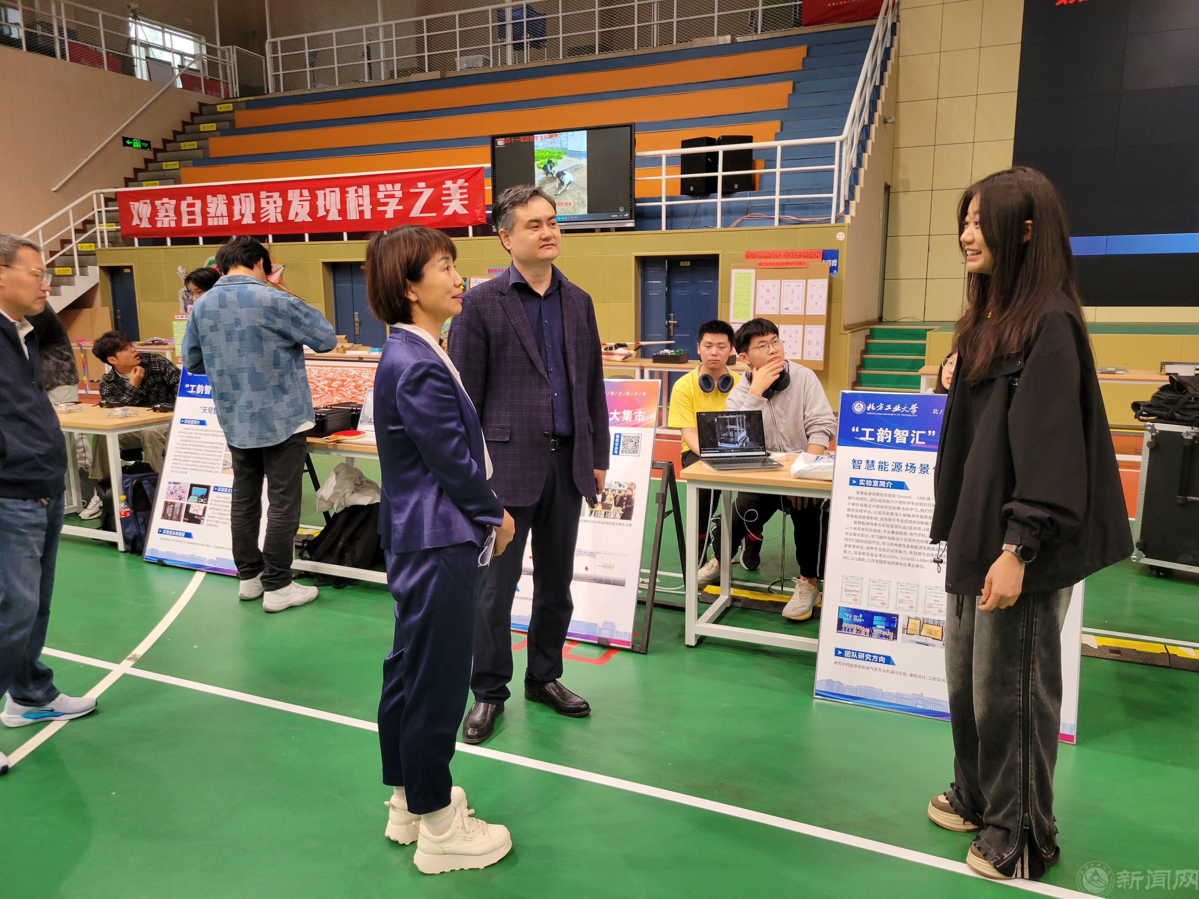 延庆区委教育工委书记张树清参观展览并勉励365官网科创团队学生.jpg 延庆区委教育工委书记张树清参观展览并勉励365官网科创团队学生.jpg