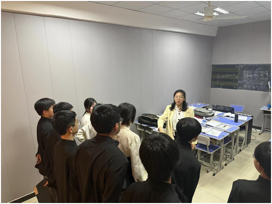 7指挥学校合唱团学生排练合唱.png
