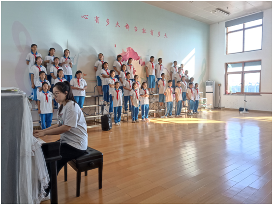 10带领学校合唱团排练母亲节特色合唱曲目《萱草花》.png